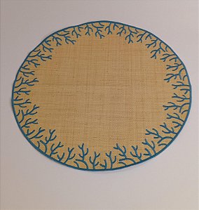 JOGO AMERICANO CORAL EM PALHA NATURAL COM BORDA AZUL TURQUESA