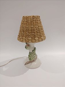 ABAJUR DE MESA PÁSSARO VERDE COM CUPULA DE PALHA NATURAL