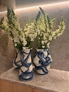 VASO DE CERÂMICA BRANCO E AZUL - G