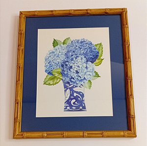 QUADRO GRAVURA HORTÊNCIAS AZUIS COM FOLHAS VERDES NO VASO AZUL E BRANCO
