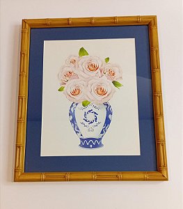 QUADRO GRAVURA BUQUÊ DE ROSAS NO VASO AZUL E BRANCO
