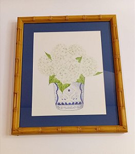 QUADRO GRAVURA BUQUÊ DE HORTÊNCIAS BRANCAS NO VASO AZUL E BRANCO