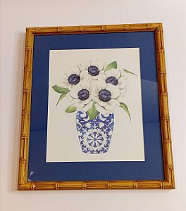 QUADRO GRAVURA BUQUÊ ANÊMONA BRANCA NO VASO AZUL E BRANCO