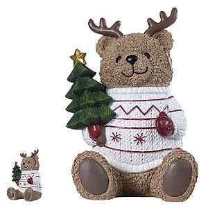 URSO DE NATAL SENTADO COM SUETER BRANCO E ÁRVORE