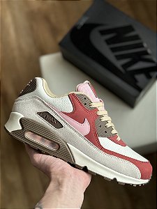 NIKE AIR MAX 90 “Bacon” (detalhe no pé esquerdo)