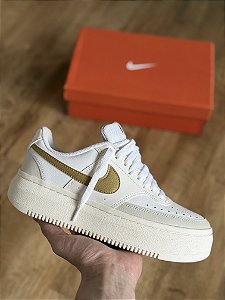 NIKE COURT VISION ALTA (dourado)