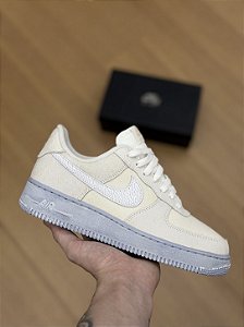 NIKE AIR FORCE 1 EMB “Summit White/ Blue Whisper”