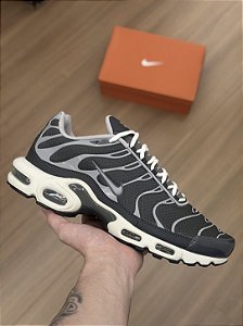 NIKE AIR MAX PLUS SE “Cool Grey”