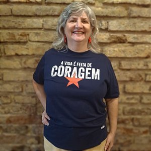 Camiseta Punho A Vida é Feita de Coragem