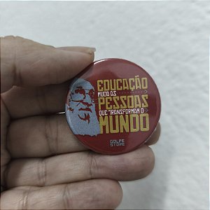 Botton Paulo Freire Educação Transforma - 3,5 cm de diâmetro