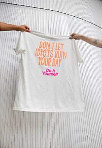 Camiseta Boyfriend Don't Let Idiots Off White