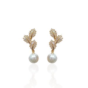 Brinco Folheado Ouro 18k e Prata 925 Folhas Cravejada Pérola
