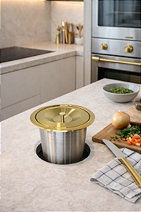 Lixeira Carolina Redonda Dourada em Aço Inox para Embutir com Tampa Pino