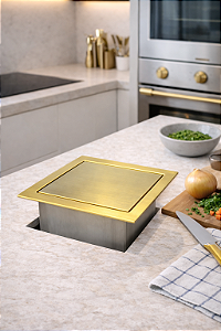 Lixeira Helena Quadrada Dourada em Aço Inox de Embutir com Tampa Articulada