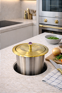Lixeira Carolina Crystal Redonda Dourada em Aço Inox para Embutir com Tampa Pino e Cristal