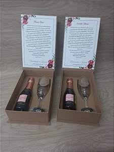 Caixa com berço para mini champanhe e taça