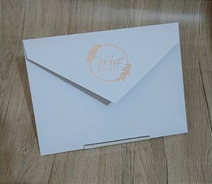 Envelope Tradicional branco com monograma em hot stamping dourado