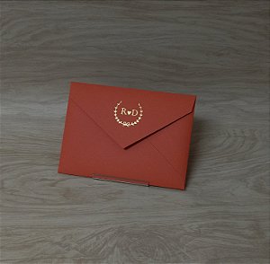Envelope Tradicional em papel Terra Rossa com monograma em Hot Stamping