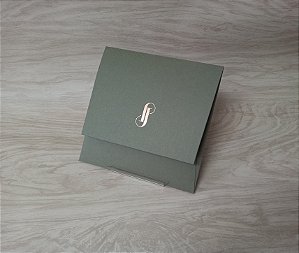Envelope Quadrado Verde Oliva com iniciais em Hot Stamping