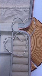 Brinco Argola Coração Torcido 4,5 cm em Prata