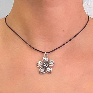 CHOKER DE PRATA E COURINHO COM FLOR DE HIBISCO 40CM