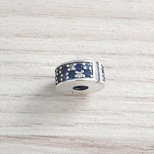 Berloque De Prata Trava Micro Zircônias Azul E Branca – Joia em Prata 925 de Qualidade