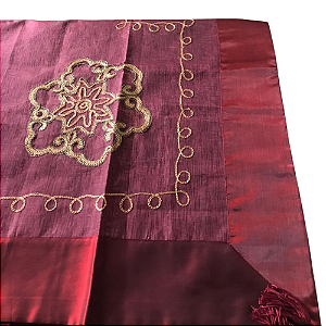 Toalha de Mesa Vinho Bordada 1,79x2,78m