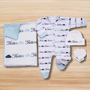 Kit Maternidade: Manta & Macacão, Touca & luvas "NUVENS" personalizado
