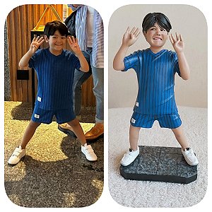 MENINO COM UNIFORME Escultura humanizada personalizada em biscuit Topo de bolo