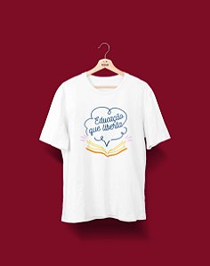 Camiseta Universitária - Pedagogia - Educação que liberta - Basic