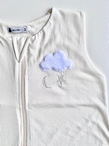 Saco de Dormir Infantil com Pezinho em Malha 100% Algodão Cor Off Liso Bordado Nuvem