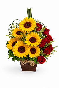 Arranjo Elegance de Girassóis & Rosas Colombianas Vermelhas Premium