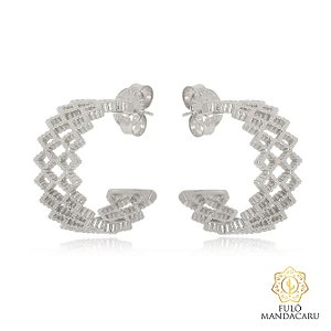 Brinco argola meia cana vazada folheado em ródio branco