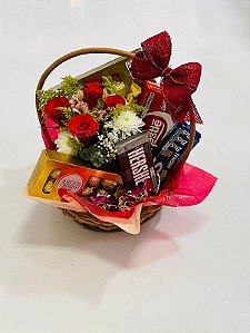 Cesta com Arranjo e Chocolates