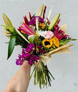 Buquê de Flores Nobres Coloridas