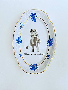 Prato Vintage Oval Filetado dourado ,floral azul. Nós sempre teremos Paris . 37cm de comprimento com 24 cm de Largura