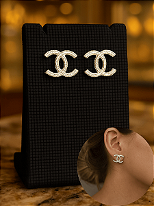 Brinco Folheado a Prata Modelo Inspiração em Grife Luxo