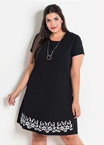 Vestido Plus Size Preto com Detalhe Floral Barra