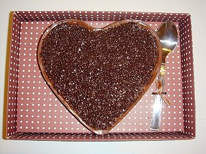 brigadeiro colher em coração na caixa de madeira pintada a mão