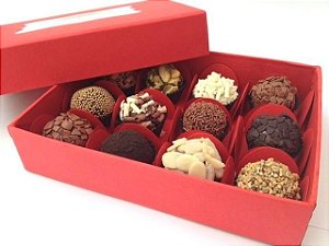 brigadeiro gourmet com 12 na caixa de madeira pintada a mão