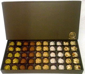 brigadeiro gourmet com 49 na caixa de madeira pintada a mão