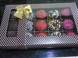 brigadeiro tradicional com 15 na caixa de papel kraft