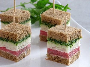Mini sanduíche pão integral, pão de forma, pesto de rúcula, frios