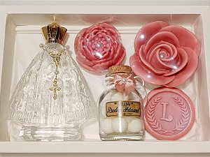 Kit Presente Católico: Aromatizador Nossa Senhora com Sabonetes