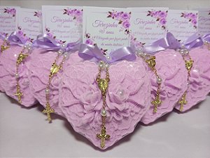 Lembrancinha 90 Anos Personalizada: Sabonete Coração Renda Flores com Mini Terço