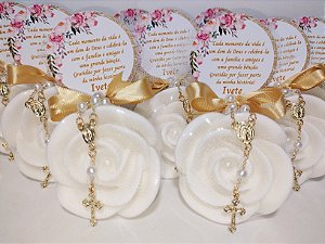 Lembrancinha de Aniversário: Sabonete Rosa Provençal com Mini Terço