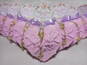 Lembrancinha 90 Anos: Sabonete Coração Renda Flores com Mini Terço
