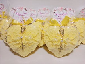Lembrancinha 90 Anos: Sabonete Coração Renda Flores com Mini Terço