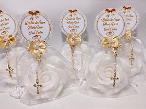 Lembrancinha Bodas de Ouro: Sabonete Rosa Delicada com Mini Terço