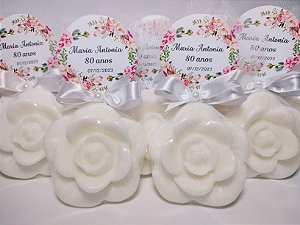Lembrancinha de Aniversário 80 Anos: Sabonete Flor Camélia Perfumada